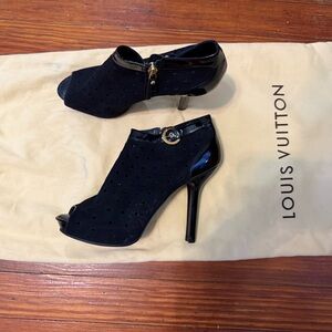 New authentic Louis Vuitton black booties in perforated goat and patent leather